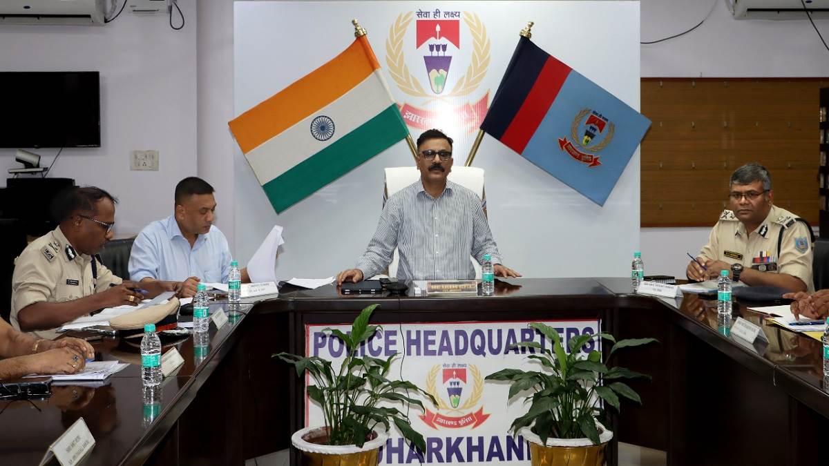 https://www.jagranimages.com/images/newimg/18092025/18_09_2025-dgp_with_officers_24052015.jpg