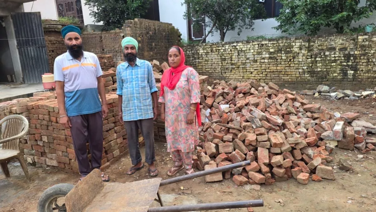 गुरदासपुर में बेसहारा हुआ गरीब किसान परिवार, बारिश में गिरा आशियाना; दाने-दाने तक को हुए मोहताज