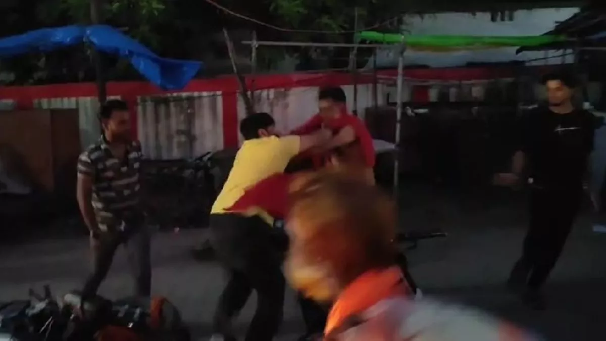 छात्रा को लेकर स्टूडेंट्स के दो गुटों में हुई मारपीट, 20 बाइकों पर सवार हो युवकों जमकर किया उपद्रव