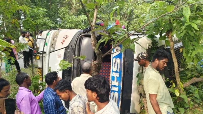 टाटा से चक्रधरपुर जा रही बस कुचाई के अरुवां चौक पर पलटी। (जागरण)