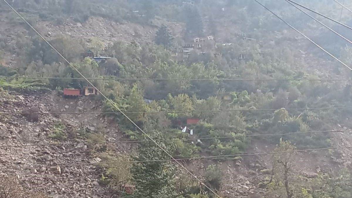 https://www.jagranimages.com/images/newimg/18092025/18_09_2025-landslide_in_banjar_village_24051615.jpg