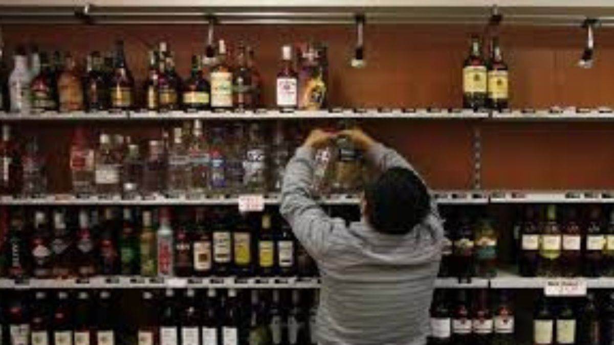 https://www.jagranimages.com/images/newimg/18092025/18_09_2025-liquor_shop_24051773.jpg