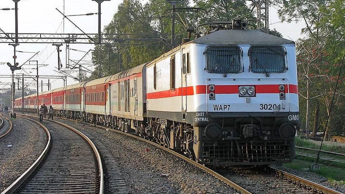 https://www.jagranimages.com/images/newimg/18092025/18_09_2025-lokmanya_express_24051984.jpg