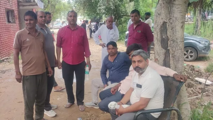 सड़क किनारे खड़े ट्रक से टकराई कार।