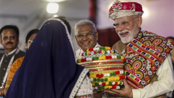 PM मोदी ने आदिवासियों के बीच जन्मदिन मना कांग्रेस को दिया करारा जवाब। फोटो- पीटीआई