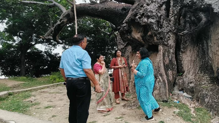 विशेषज्ञों ने प्रयागराज कल्पवृक्ष की स्थिति का आकलन कर उपचार की योजना बनाई है।