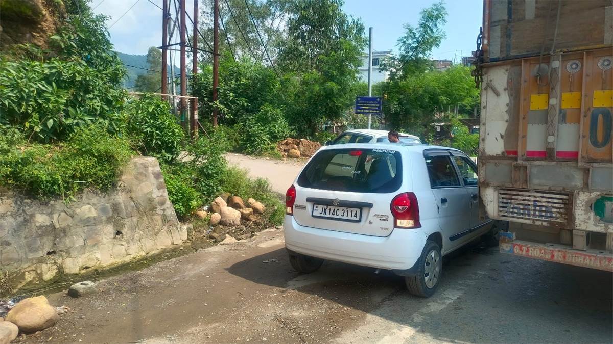 https://www.jagranimages.com/images/newimg/18092025/18_09_2025-udhampur_road_24051726.jpg