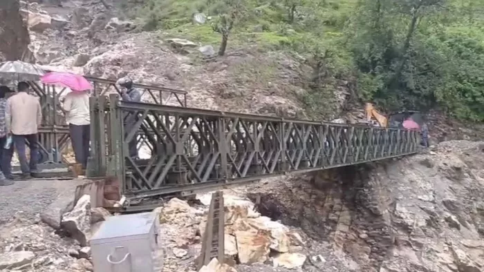 मसूरी रोड पर देर रात बेली ब्रिज तैयार होने से छोटे वाहनों की आवाजाही शुरू।