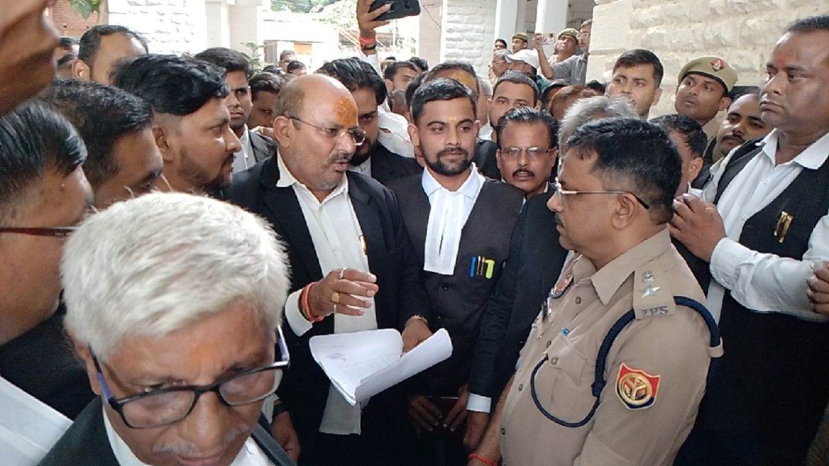 https://www.jagranimages.com/images/newimg/18092025/18_09_2025-varanasi_adhiwakta_24051938.jpg