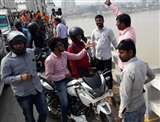 रामनगर में गंगा नदी पर बने शास्त्री पुल पर युवक ने खड़ी की कार और लगा दी नदी में छलांग Varanasi news
