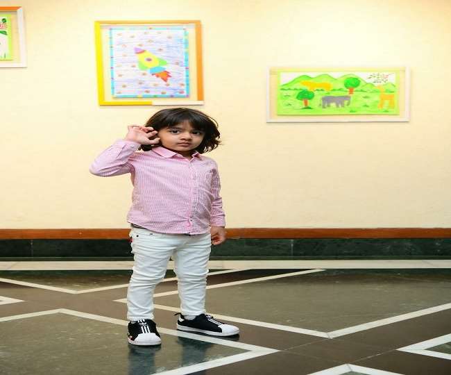 तीन वर्षीय अरमान रहेजा ने इंडिया हैबिटेट सेंटर में अपनी पहली कला प्रदर्शनी आयोजित की।