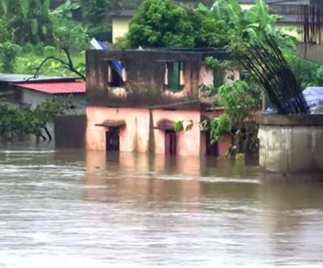केरल में तेज बारिश और विकराल होती बाढ़ के मद्देनजर 10 बांधों के लिए रेड अलर्ट जारी किया गया है...