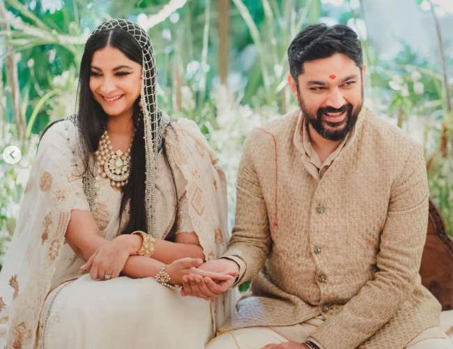 https://www.jagranimages.com/images/newimg/18102021/18_10_2021-rhea_karan_2_650_22125621_1280126.jpg