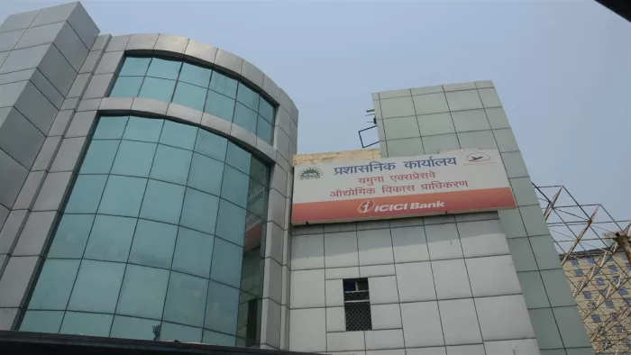 सेक्टर 10 में 100 एकड़ में बनेगा सेंटर, ग्रेनो में बना एक्सपो मार्ट 58 एकड़ जमीन पर फैला हुआ है