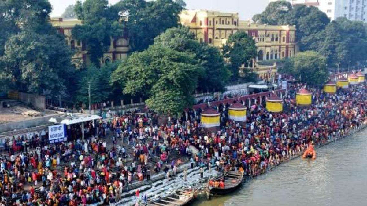पटना में छठ पूजा की पुरानी तस्‍वीर ।
