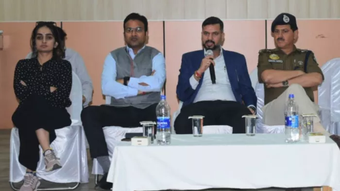जिला कांगड़ा के प्रशासनिक अधिकारी व चुनाव आयोग टीम के सदस्य।