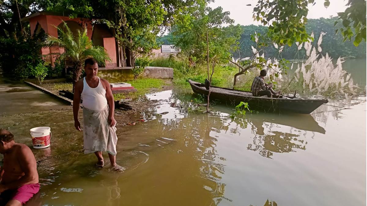 बिहार में बाढ़ : खगड़िया अघोरी स्थान में भरा पानी।