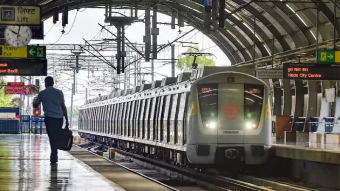 दिल्ली मेट्रो के स्टेशनों से ई-आटो रिक्शा का परिचालन जल्द शुरू होगा।