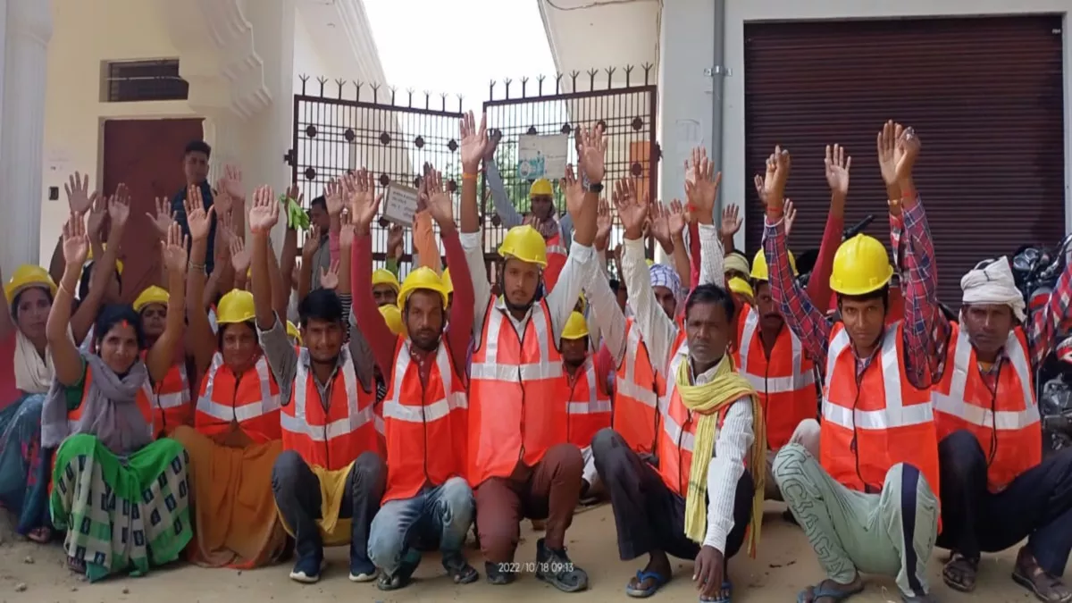 प्रतापगढ़ में नगर पंचायत ढकवा कार्यालय के बाहर वेतन न मिलने के विरोध में सफाई कर्मचारियों ने धरना दिया।