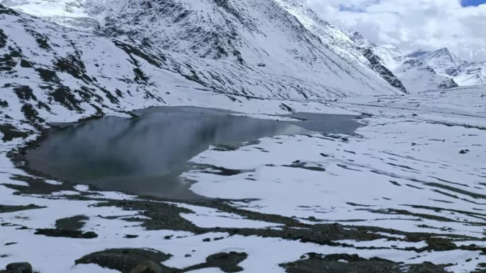 हिमाचल प्रदेश में पहाड़ियों में हुए ताजा हिमपात से तापमान में और गिरावट दर्ज की गई है।