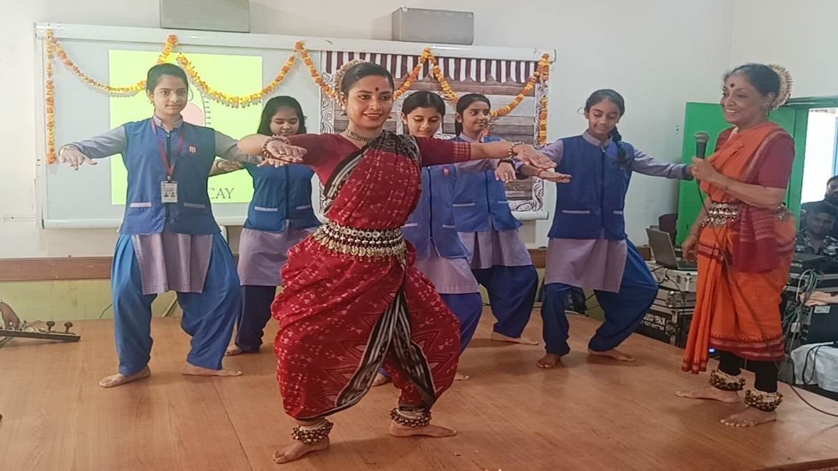 meerut news radha krishna s special style in the harmony of acting and music under the spic macay program