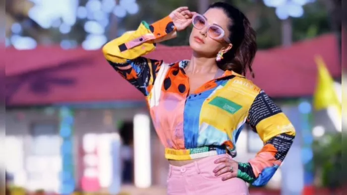 Sunny Leone shares pictures from sets of Splitsvilla X4 actress having fun at beach.