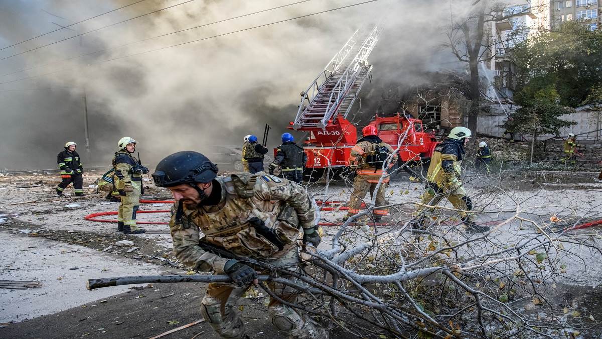 Russia Ukraine War: रूस के हवाई हमले में चार लोगों की मौत, यूक्रेन के एक  तिहाई बिजली स्टेशन हुए ध्वस्त - Russia Ukraine War Four killed in Russian  airstrikes a third of