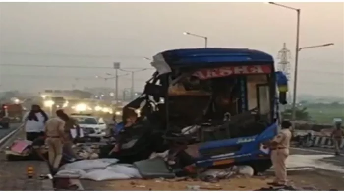 Vadodara Road Accident: वडोदरा में कपूराई ब्रिज नेशनल हाईवे पर लग्जरी बस और ट्रेलर की बीच जोरदार टक्कर