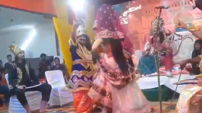 रामलीला के एक दृश्य में फूहड़ डांस करते हुए कलाकार। जागरण