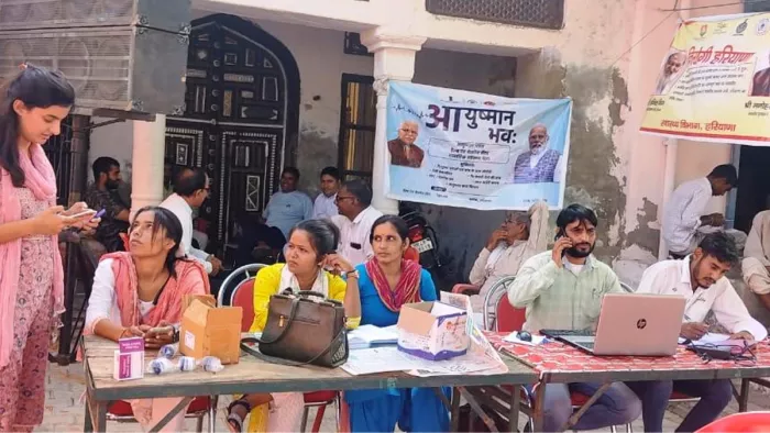 स्वास्थ्य विभाग के कैंप में जानकारी लेने के लिए इकट्ठे हुए लोग
