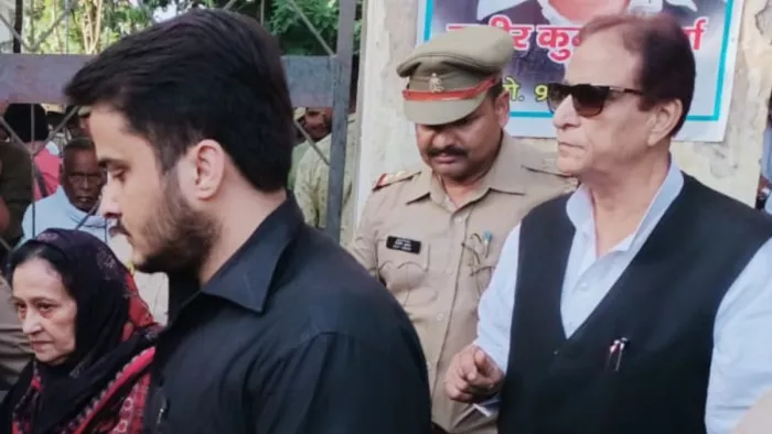 पुलिस अभिरक्षा में कोर्ट से जेल जाते आजम, अब्दुल्ला आजम और तंजीम फातिमा।
