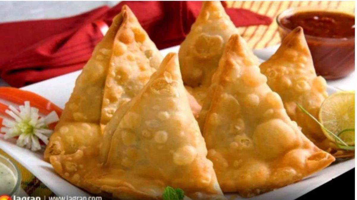 cockroach found in samosas bought from shop at chandigarh international airport show cause notice issued to vendor