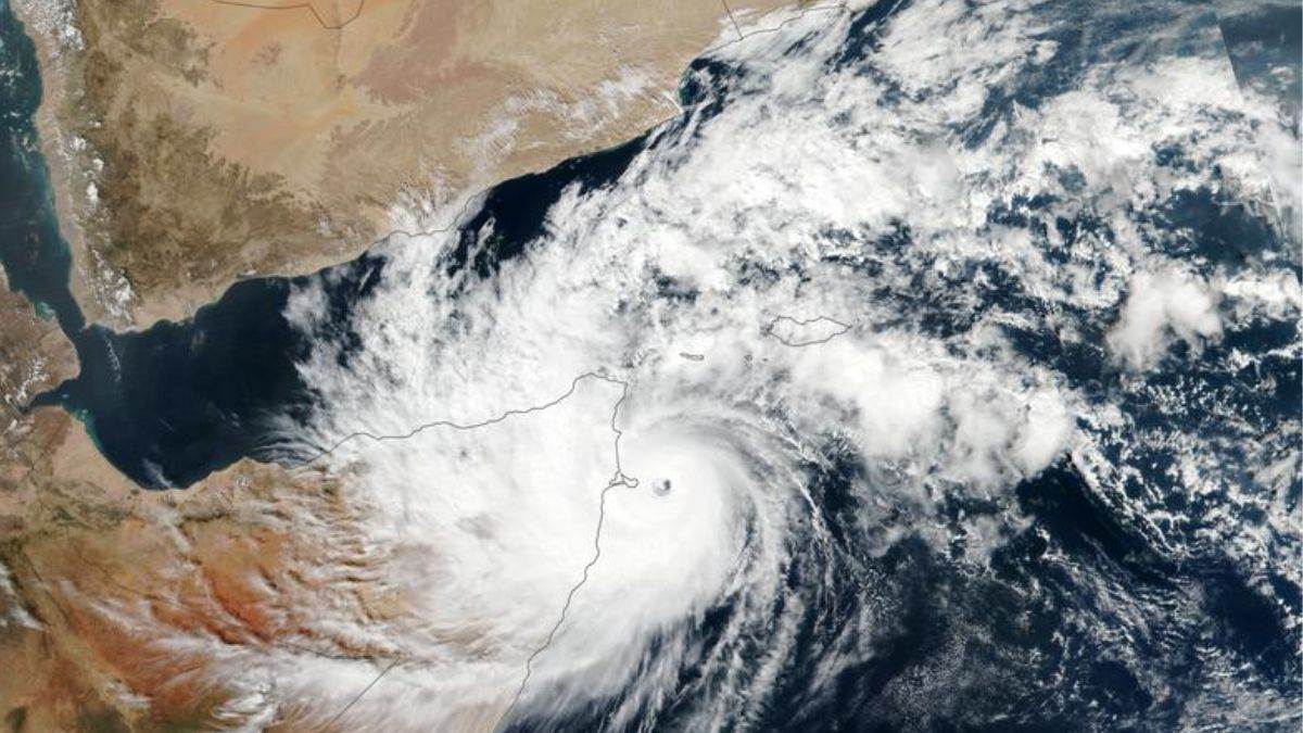 https://www.jagranimages.com/images/newimg/18102023/18_10_2023-cyclone_23559711.jpg