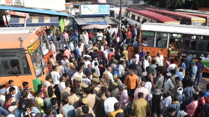 रोडवेज कर्मी से विवाद के बाद कर्मचारियों ने जाम की सड़क। जागरण