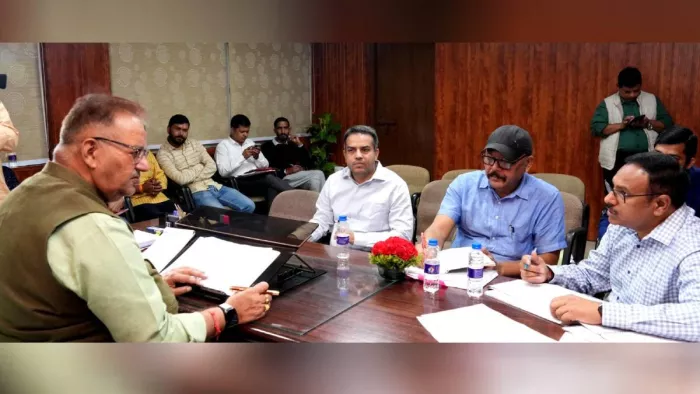 कैबिनेट मंत्री जोशी ने लोक निर्माण विभाग की सड़क निर्माण के सम्बन्ध में की समीक्षा बैठक