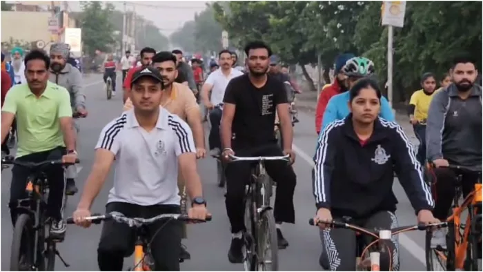 मुक्तसर में डिप्टी कमिश्नर, एसएसपी भागीरथ सिंह मीना ने निकाली साइकिल रैली।