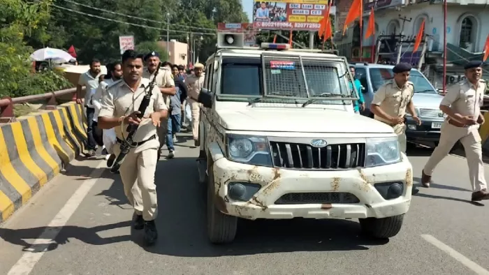 पुलिस गाड़ी के साथ ओसामा की सुरक्षा में लगी पुलिस।