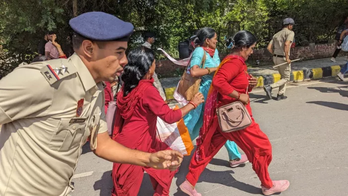 डिप्टी सीएम दुष्यंत चौटाला के घर के घराव को लेकर पुलिस और आशा वर्कर के बीच हुई धक्का-मुक्की
