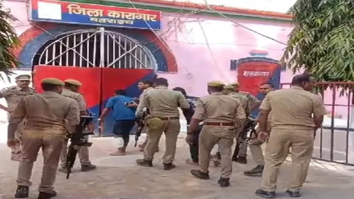 Bahraich Violence: आरोपितों को जेल के अंदर ले जाते पुलिसकर्मी। जागरण