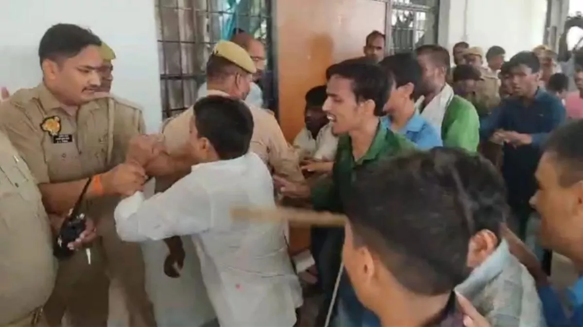 UP News: गोरखपुर में मांगों को लेकर दृष्टिबाधित छात्रों का हंगामा, डीएम कार्यालय में की तोड़फोड़