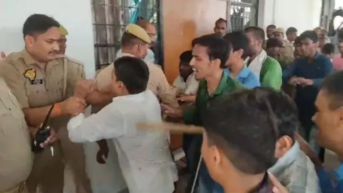 सुरक्षा कर्मी के साथ धक्का मुक्की करते दृष्टिबाधित छात्र। वीडियो ग्रैब