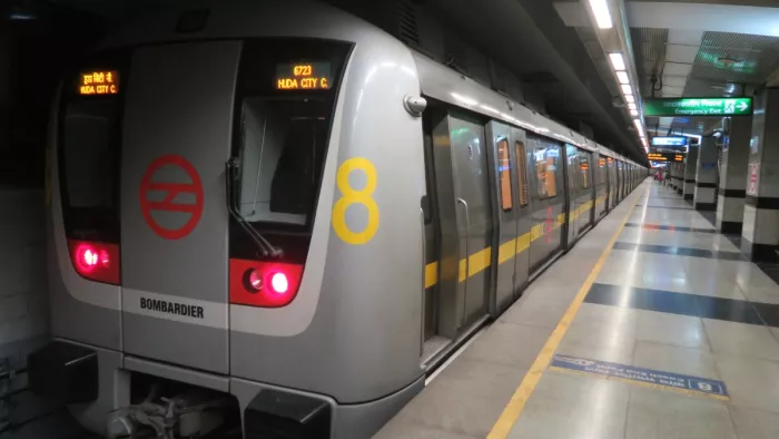 दिल्ली में बढ़ रहे वायु प्रदूषण का असर मेट्रो के परिचालन पर।