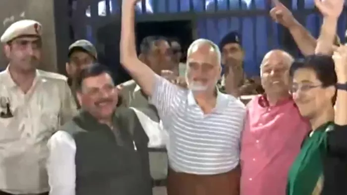 तिहाड़ से बाहर आए आप नेता सत्येंद्र जैन।