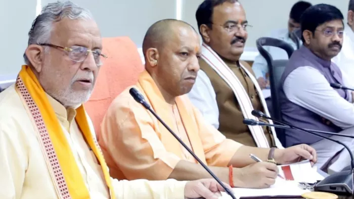 समीक्षा बैठक करते मुख्यमंत्री योगी आदित्यनाथ, साथ में वित्त एवं संसदीय कार्य मंत्री सुरेश खन्ना एवं अन्य मंत्री। सूचना विभाग