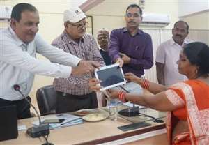 बच्चों के भविष्य को स्कूलों में दिया गया टैबलेट