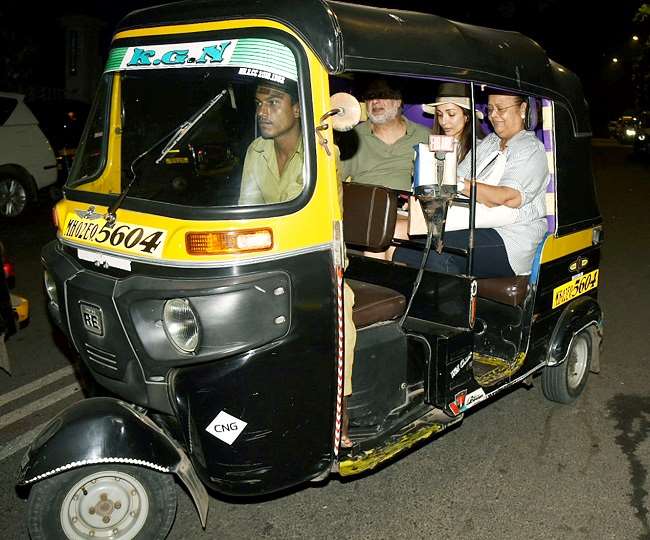 रात में परिवार के साथ ऑटो रिक्शा में सफर करती दिखीं मलाइका अरोड़ा ...