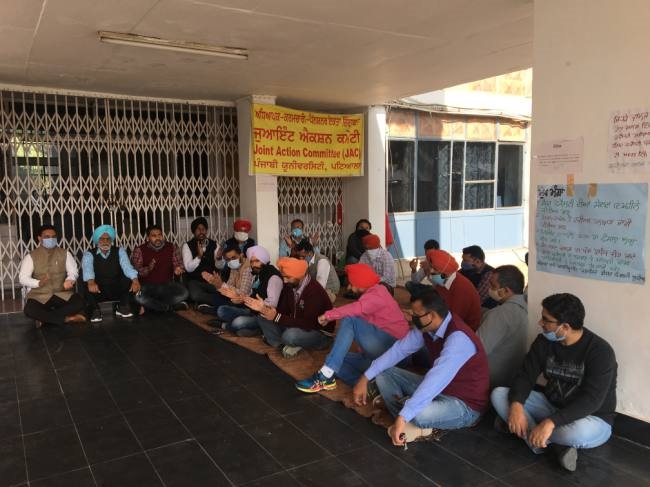 पंजाबी यूनिवर्सिटी में ज्वाइंट एक्शन कमेटी ने वीसी दफ्तर को जड़ा ताला, प्रदर्शन किया