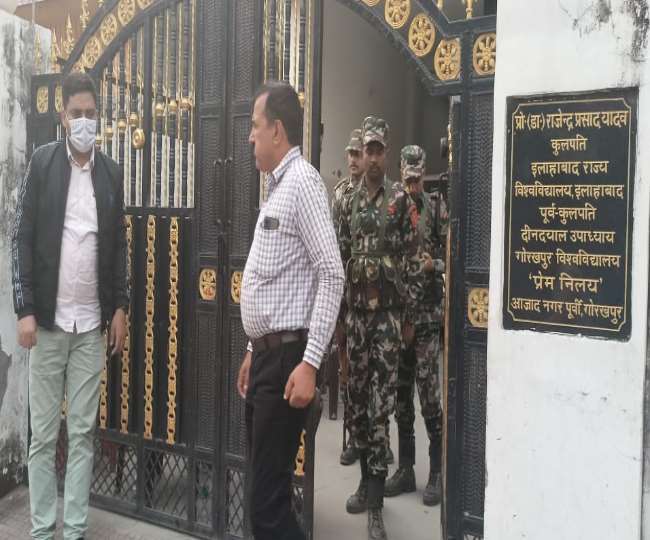 raids at gorakhpur residence of magadha university vice chancellor machines had to be called for counting notes