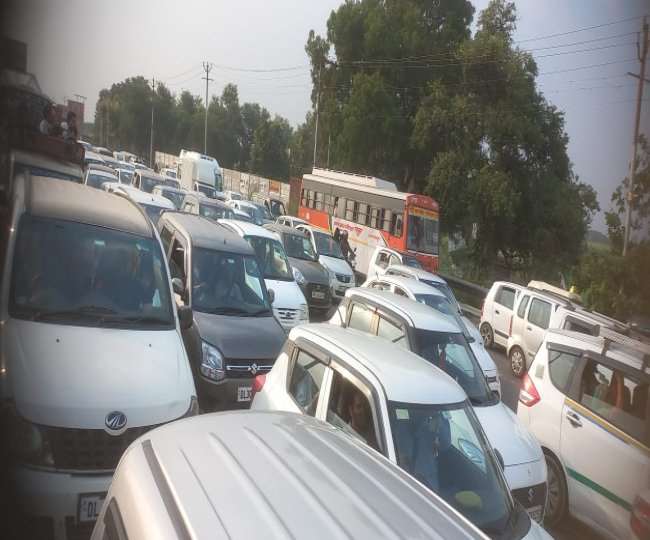 पिलखुवा निजामपुर के पास खाल से भरा ट्रक पलटने के चलते हाईवे पर लगा भीषण जाम