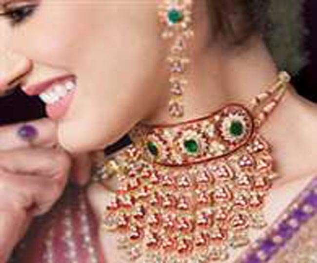 if there is no designer jewelry to wear in the wedding then no tension now jewelery is also available on rent in patna